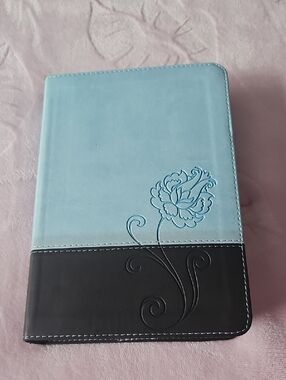 Blue and Black Floral Bible (En Español)